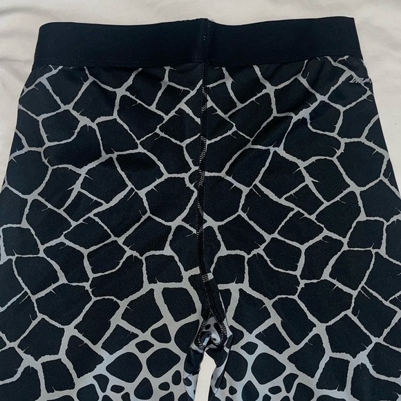 Nike Pro Dri Fit Womens Black & Grey Giraffe Training Leggings SMALL S DriFit - Picture 8 of 8